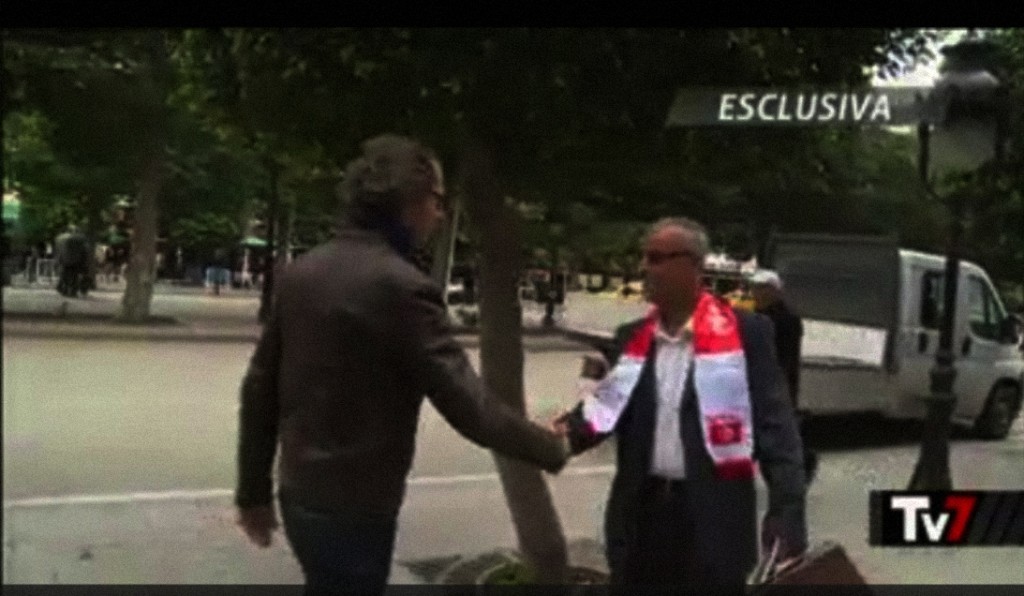 ecco il prode giornalista di TV7 che stringe calorsamente la mano al terrorista di al quaeda che il governo tunisino ha graziato