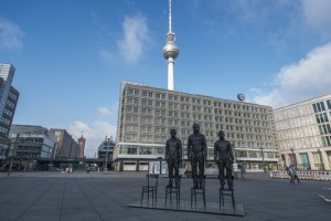 Sculture di Edward Snowden, Julian Assange e Bradley Manning in Berlin's Alexanderplatz