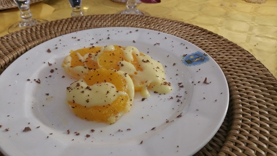 Arance di Sicilia con polvere di cioccolato fondente e crema chantilly - Foto di Germano Milite