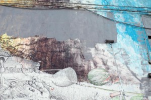 Lo street artist Blu, che gi‡ ha cancellato suoi murales a Berlino, raduna una piccola folla a Bologna davanti al suo dipinto pi˘ conosciuto, la 'battaglia' che adorna il centro sociale Xm24, mentre una 'squadra' di imbianchini lavora accompagnata dalla musica della Banda Roncati, Bologna, 12 marzo 2016. ANSA/ GIORGIO BENVENUTI