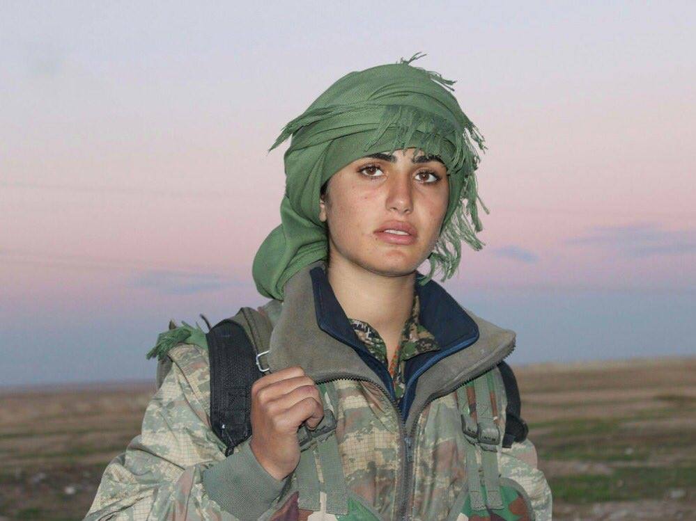 Viyan Qamislo delle squadre di difesa Kurde. uccisa in battaglia contro i terroristi dell'isis alcuni giorni fa