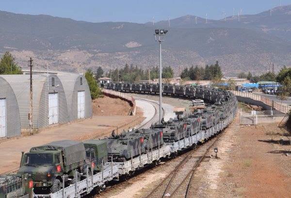 Indifferente a tutto e a tutti, l’esercito turco avanza in Siria con la sua macchina da guerra. Nelle foto, carri armati arrivati oggi a Islahiye, Gaziantep, Afrin. photo courtesy e didascalia di Nia Guaita