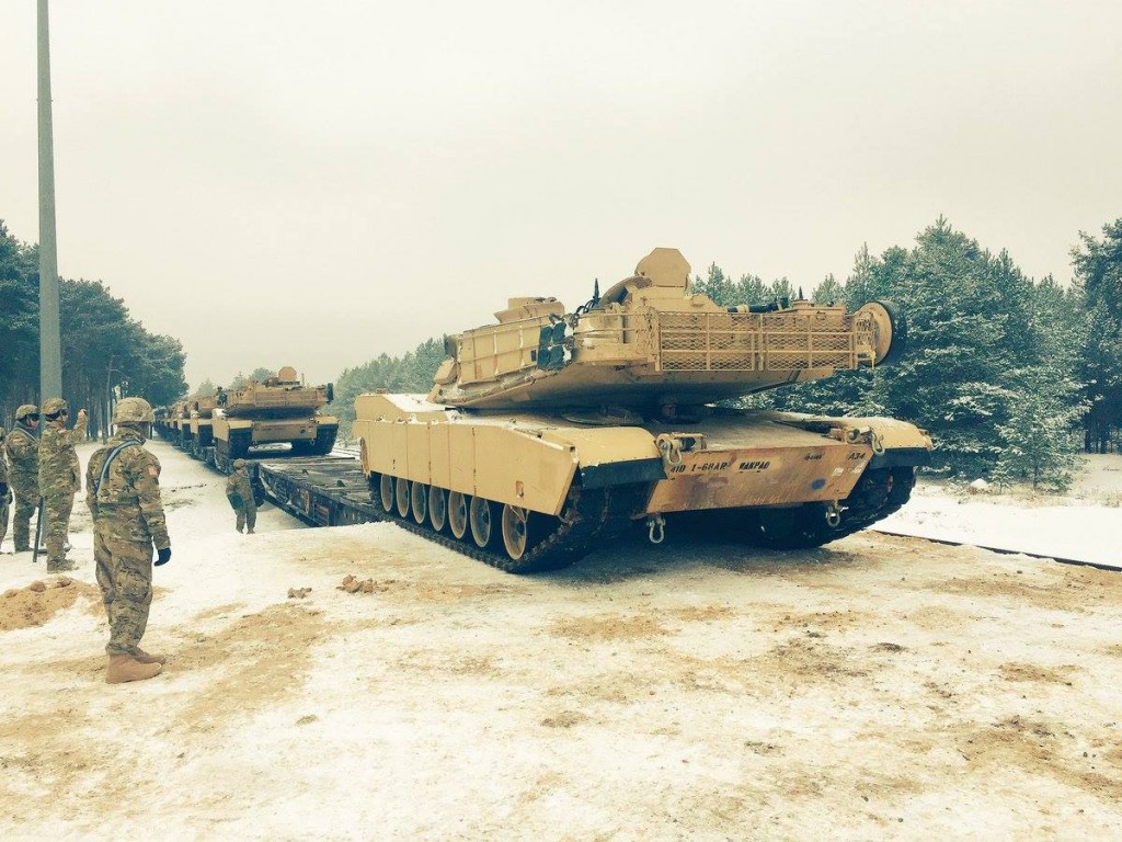 mezzi corazzati NATO arrivano in Estonia e Lituania