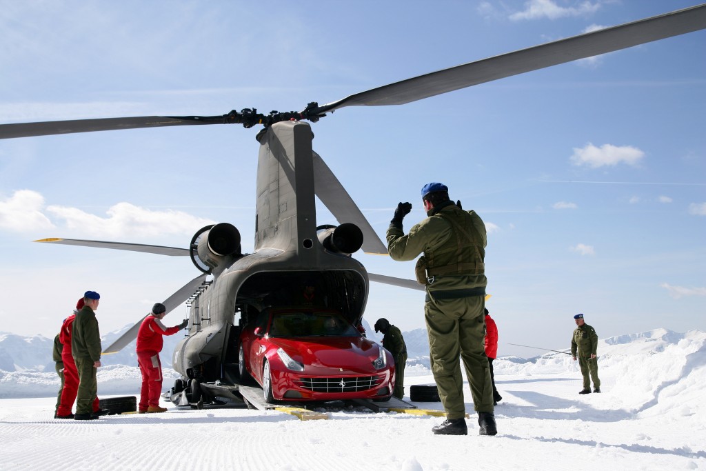 Elicottero CH 47 dell'Esercito Italiano scarica una Ferrari per un test sulla neve a Plan de Corones , (alpi 2.800 metri di quota) foto Comando Truppe Alpine