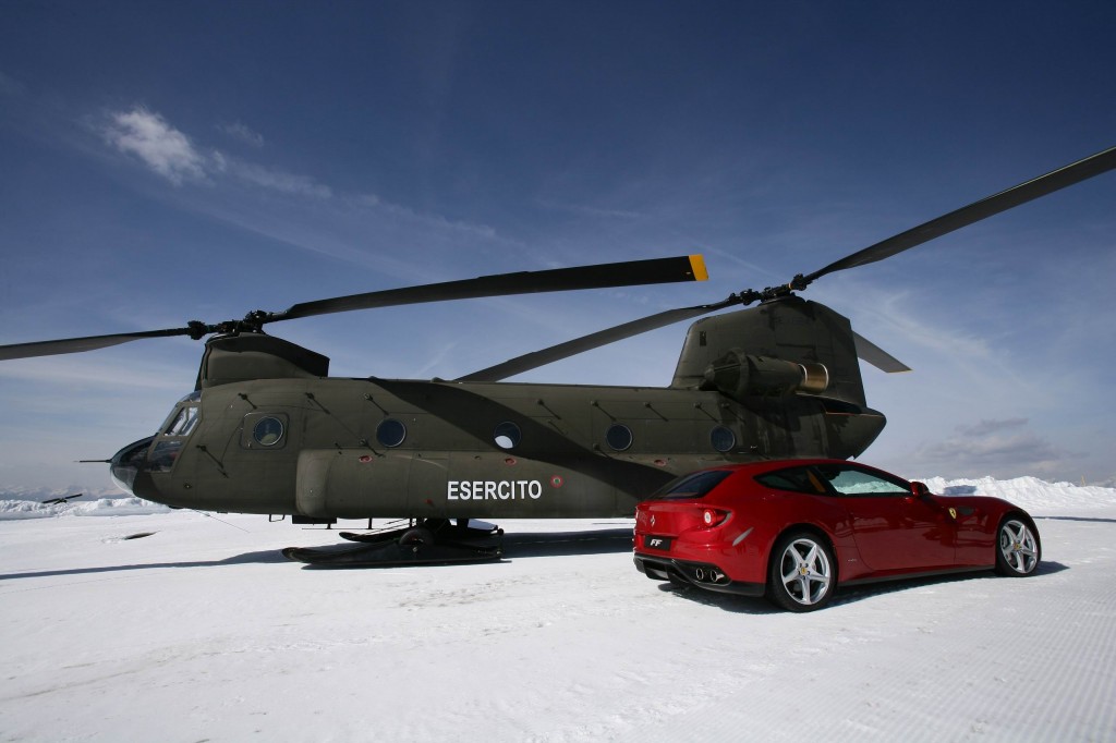 CH 47 Esercito Italiano posa con Ferrari sulle piste alpine foto Comando Truppe Alpine