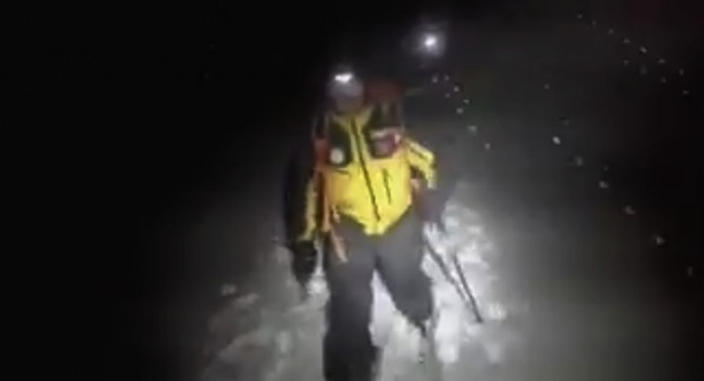I Finanzieri Alpini nella tormenta di notte sugli sci mentre vanno verso l'Hotel 